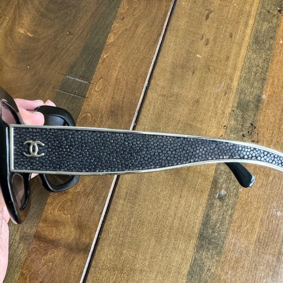 EUC CHANEL POLARIZED SUNGLASSES BLACK WITH CASE, BOX, PAPERWORK AND CLOTH - Picture 3 of 9